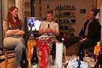 abends im Ferienhaus: Helga, Marco und Thomas