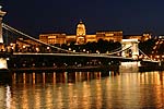 Kettenbrcke mit Burg im Hintergrund