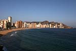 Kste mit Hochhaus-Skyline in Benidorm