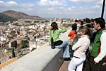 Touristengruppe am Castillo de la Conceptin