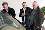 Matthias, Yusuf und Thomas schauen sich einen Porsche Cayenne Turbo an