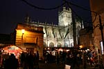 Bath Abbey im Hintergrund des Weihnachtsmarktes
