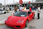 ein nachgemachter Ferrari am Flughafen stößt auf großes Interesse