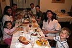 Essen mit der Familie von Ioanis Onkel