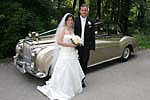 Kazuko und Sven vor ihrem Hochzeitsauto