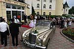 das Hochzeitsauto vor dem Hotel