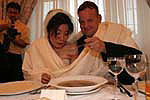 Kazuko und Sven bei einem Hochzeitsritual