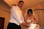 Sven und Kazuko schneiden die Hochzeitstorte an