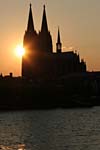 Sonnenuntergang hinter dem Kölner Dom