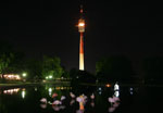 Teich mit Wassertieren im Vordergrund des Dortmunder Fernsehturms
