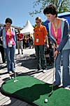 Mini-Golf als Teil der Zwillings-Olympiade