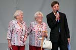 Begrung des ltesten Zwillingspaares: Margarete und Katharina sind beim Treffen 91 Jahre alt
