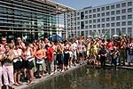 Gruppenfoto am firmeneigenen Teich