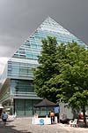 moderne Stadt-Bibliothek mit auskragendem Pyramiden-Dach