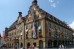 Rathaus von Ulm mit Wappen-Fahnen an den Fenstern