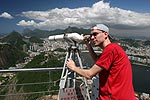 Christian schaut durch ein Fernrohr auf dem Zuckerhut