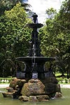 Brunnen mit Christus-Statue im Hintergrund