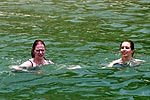 Simone und Marion im Wasser