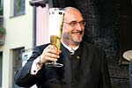 Bürgermeister Weidner trinkt das erste Bier