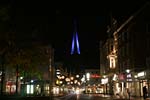 Innenstadt von Unna bei Nacht mit blau beleuchteter Stadtkirche im Hintergrund