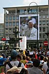 großes Willkommens-Plakat mit Papst Benedikt XVI